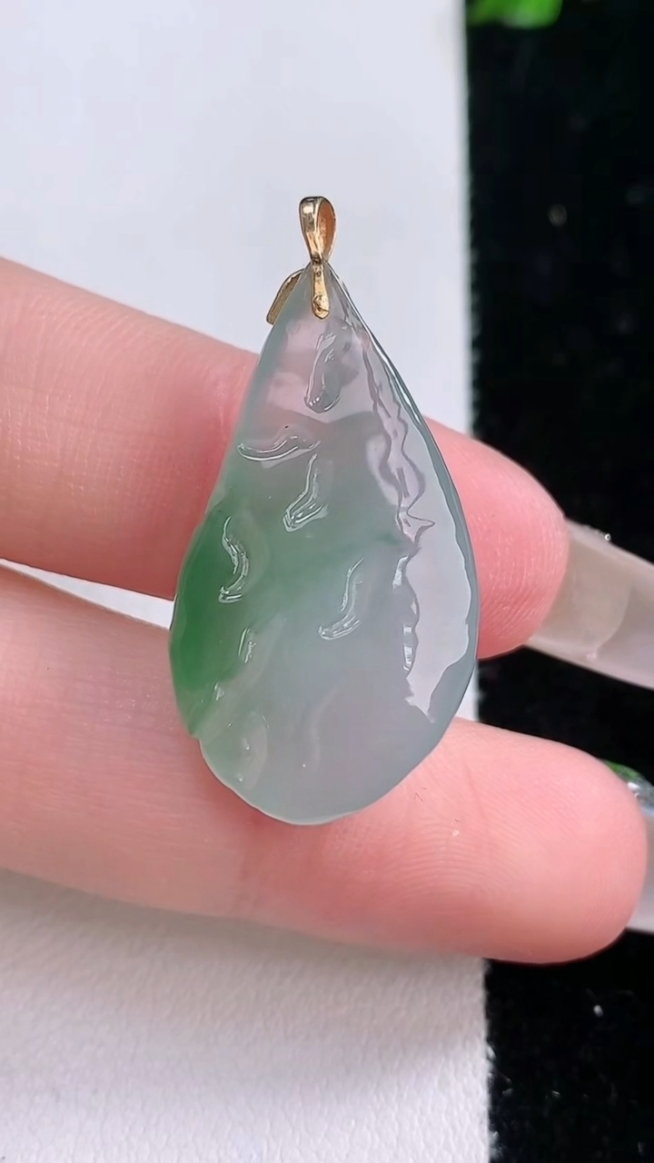 天然A货翡翠福瓜吊坠，尺寸27.7-16.2-6.5，重量:5.44g
3月6日
