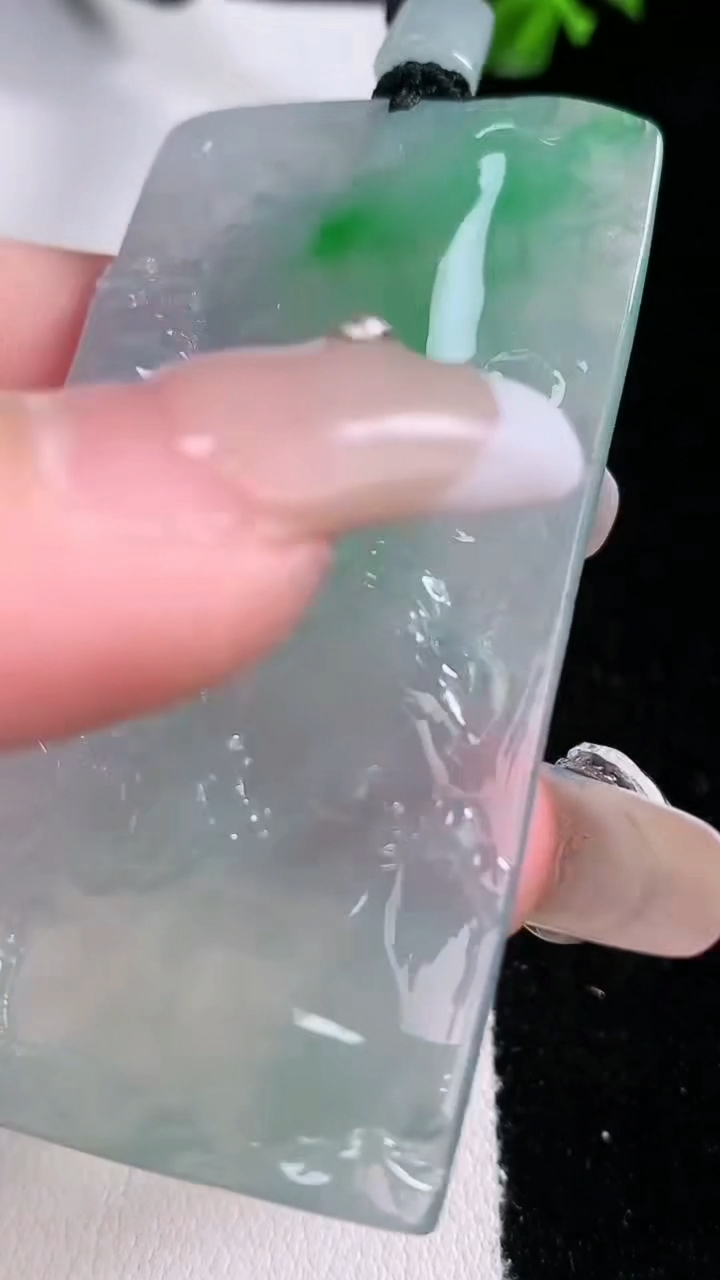 天然A货翡翠山水牌吊坠，尺寸57.8-32.4-5，重量:29.00g
3月6日