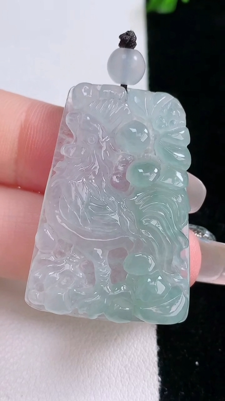 天然A货翡翠生肖鸡吊坠，尺寸37.6-26-4.7，重量:11.76g
3月6日