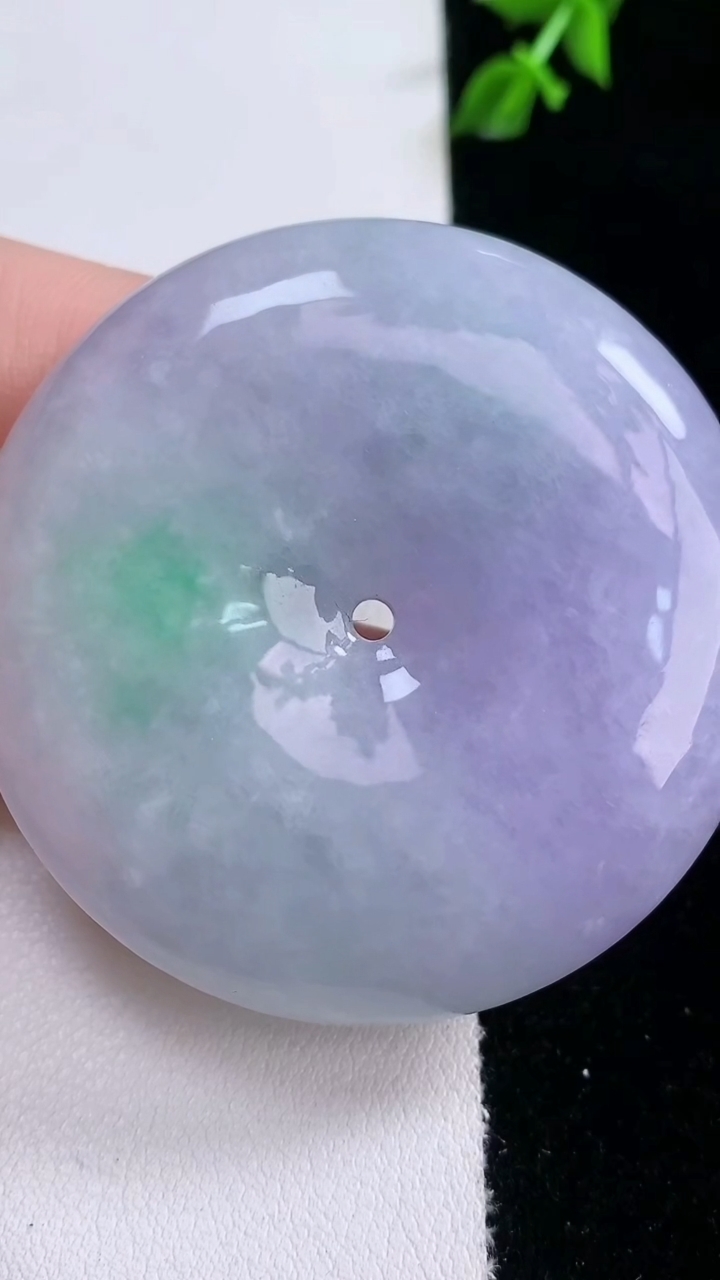 天然A货翡翠春带彩紫罗兰平安扣吊坠，尺寸50.4-11，重量:62.66g
3月6日