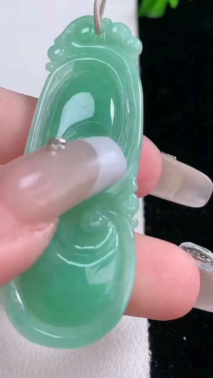 天然A货翡翠如意吊坠，尺寸56.2-19.8-4.4，重量:10.17g
3月6日