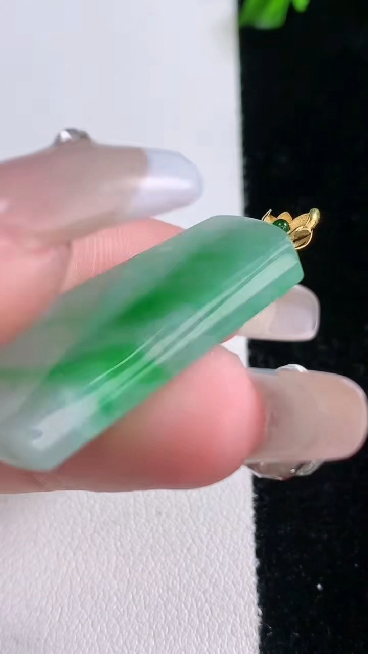 天然A货翡翠无事牌吊坠，尺寸33.2-21.8-3.8，重量:7.71g
3月6日