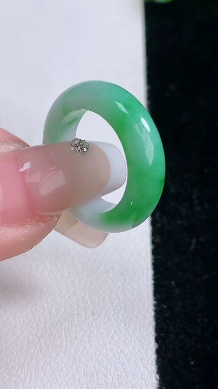 天然A货翡翠指环戒指，尺寸15.7-5-3.4，重量:3.63g2026年3月6日
工厂直销收藏佳品