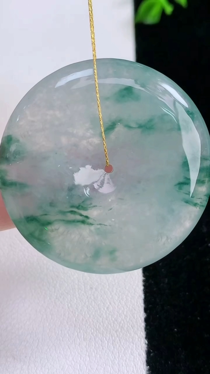 天然A货翡翠种飘花平安扣吊坠，尺寸37-5.7，重量:18.07g
3月6日