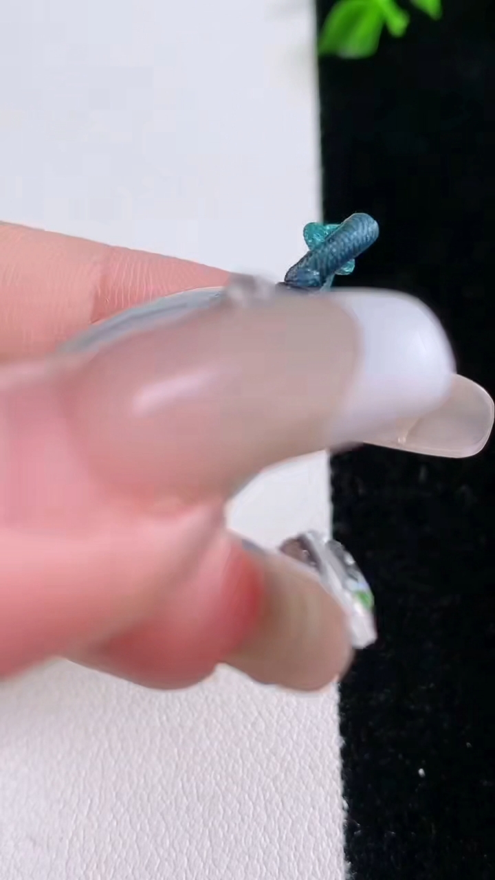 天然A货翡翠平安扣吊坠，尺寸27.4-5.3，重量:8.55g
3月6日