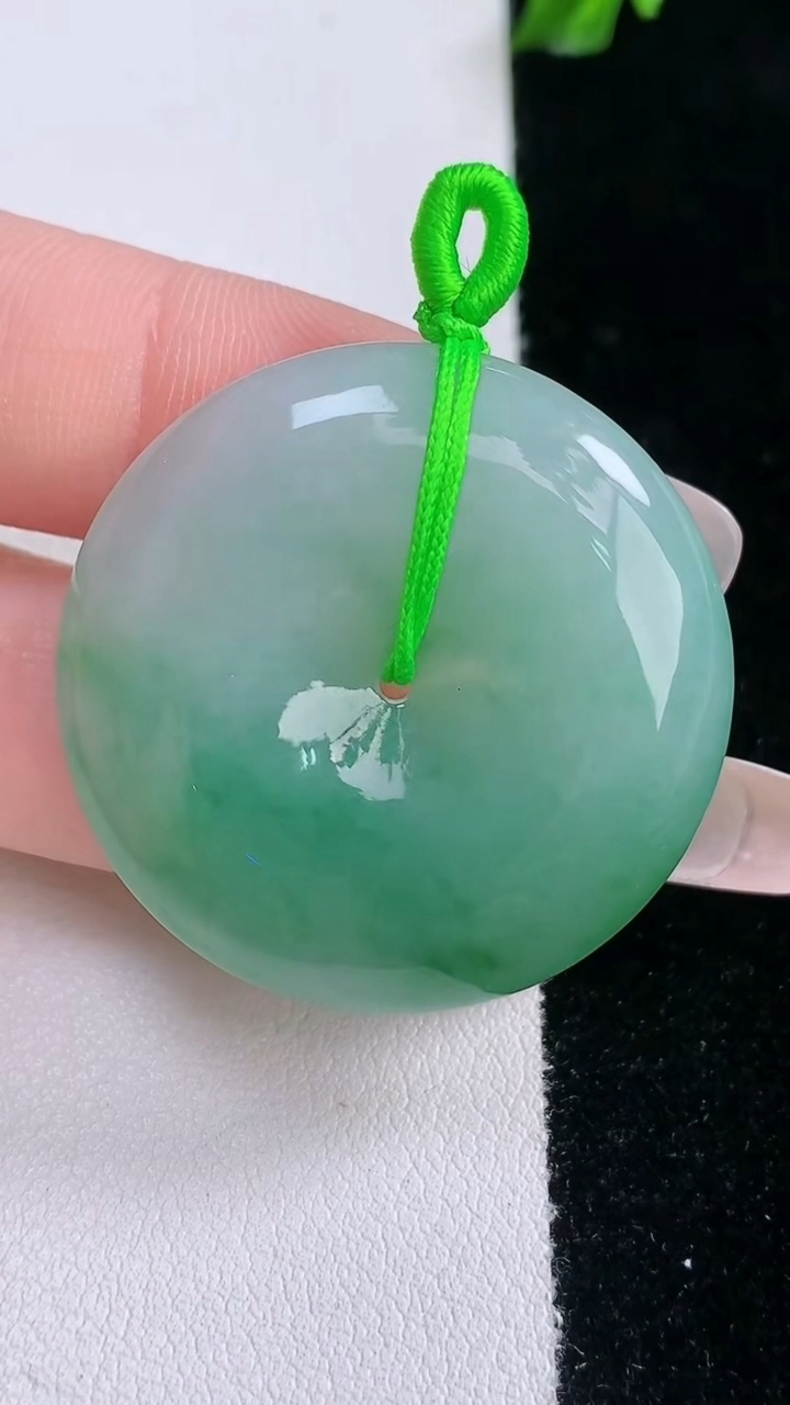 天然A货翡翠平安扣吊坠，尺寸33.8-7重量:16.75g
3月6日