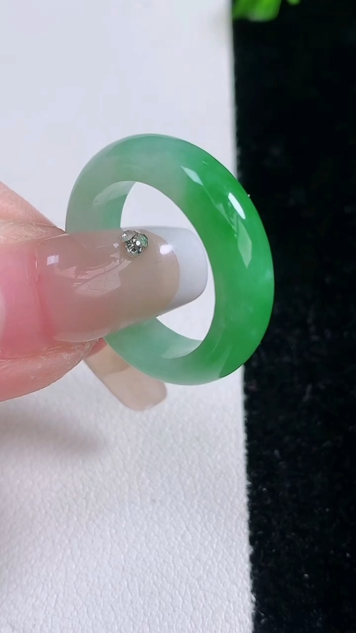天然A货翡翠指环戒指，尺寸18-5.8-3.2，重量:4.40g2026年3月6日
工厂直销收藏佳品