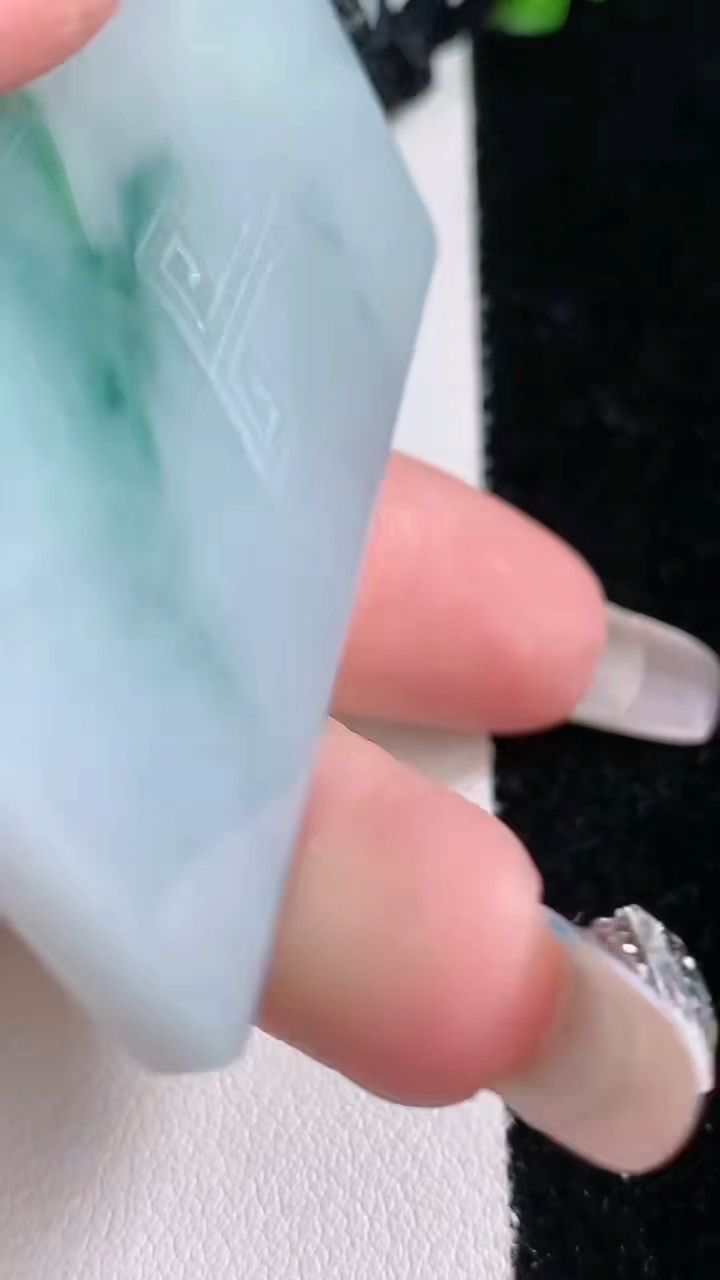 天然A货翡翠飘花仿古无事牌吊坠，尺寸59.2-33-5.2，重量:37.63g
3月6日