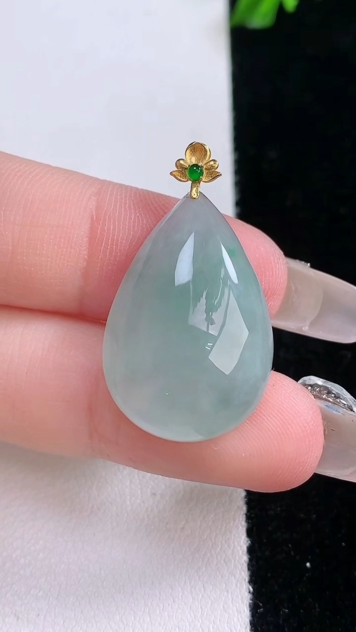 天然A货翡翠18K金飘花水滴吊坠，尺寸24.5-17.3-7.7，重量:5.66g
3月6日