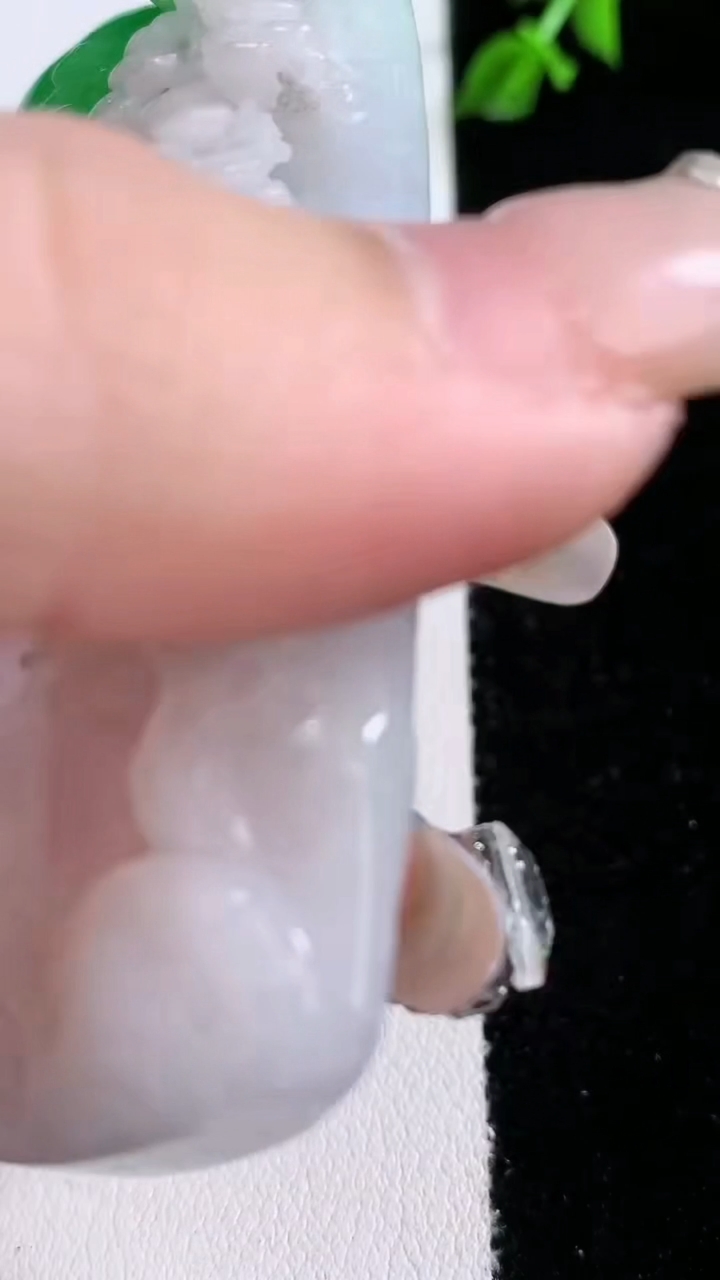 天然A货翡翠山水牌吊坠，尺寸67.6-40-12.6，重量:76.16g
3月6日