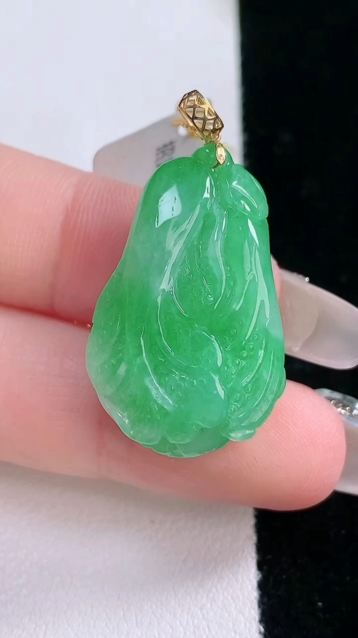 天然A货翡翠白菜吊坠，尺寸26.8-18-9.7，重量:8.97g
3月6日