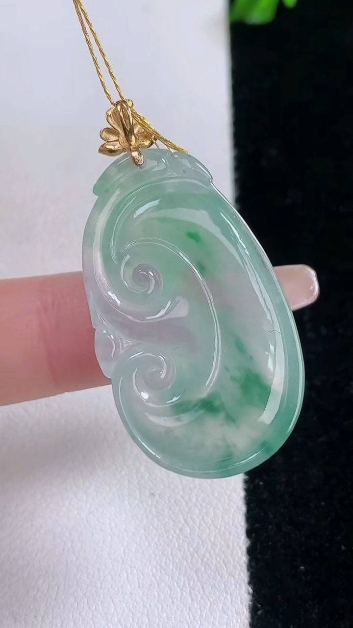 天然A货翡翠种飘花如意吊坠，尺寸32-19-5.8，重量:7.84g
3月6日