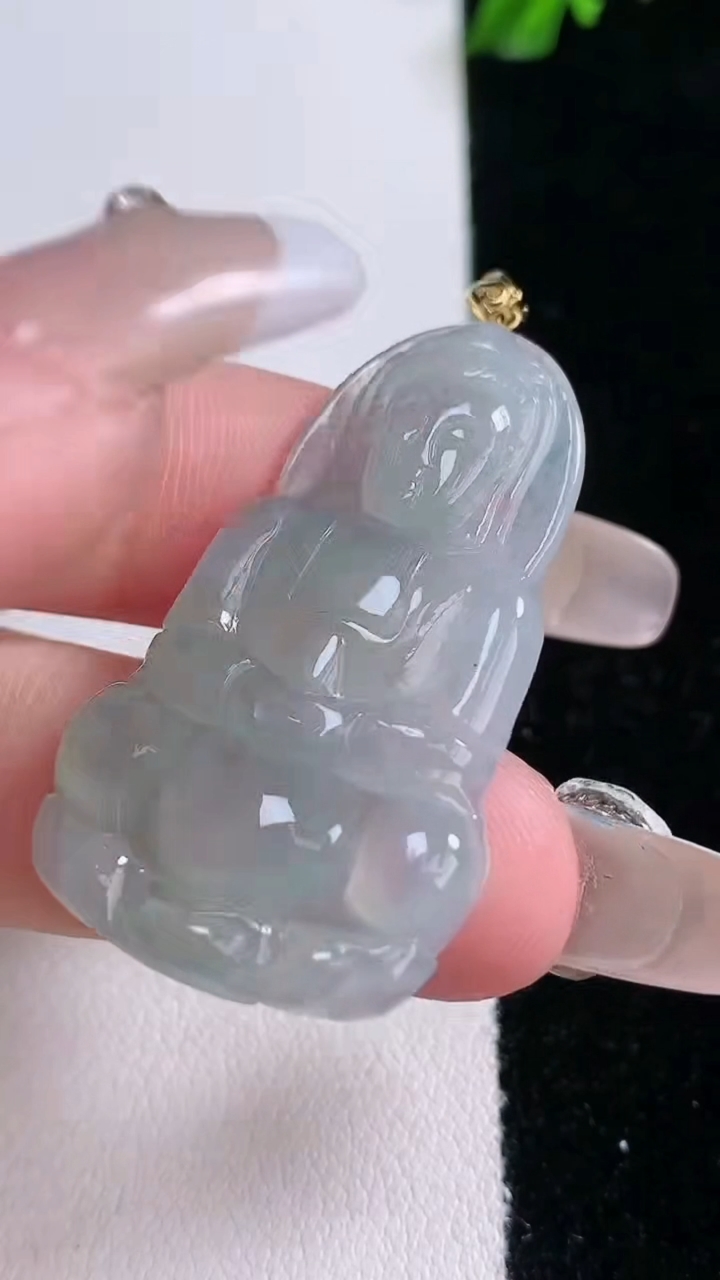 天然A货翡翠观音菩萨吊坠，尺寸37.8-22.4-3.2，重量:5.31g
3月6日