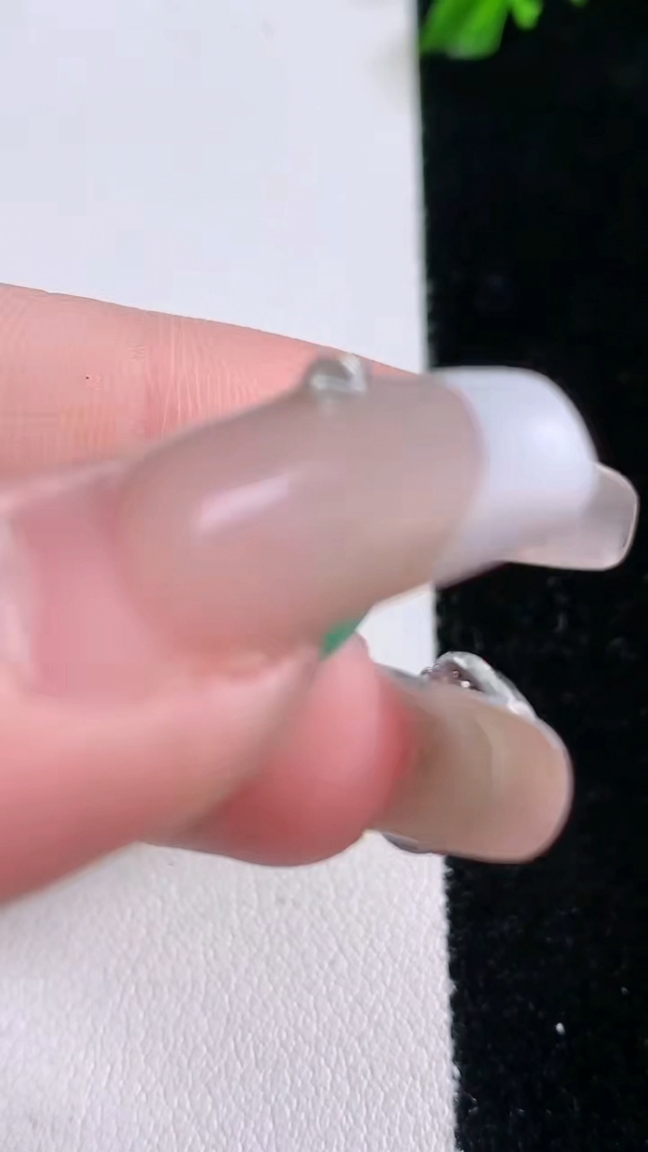 天然A货翡翠平安扣吊坠，尺寸20.3-4.7，重量:4.26g
3月6日