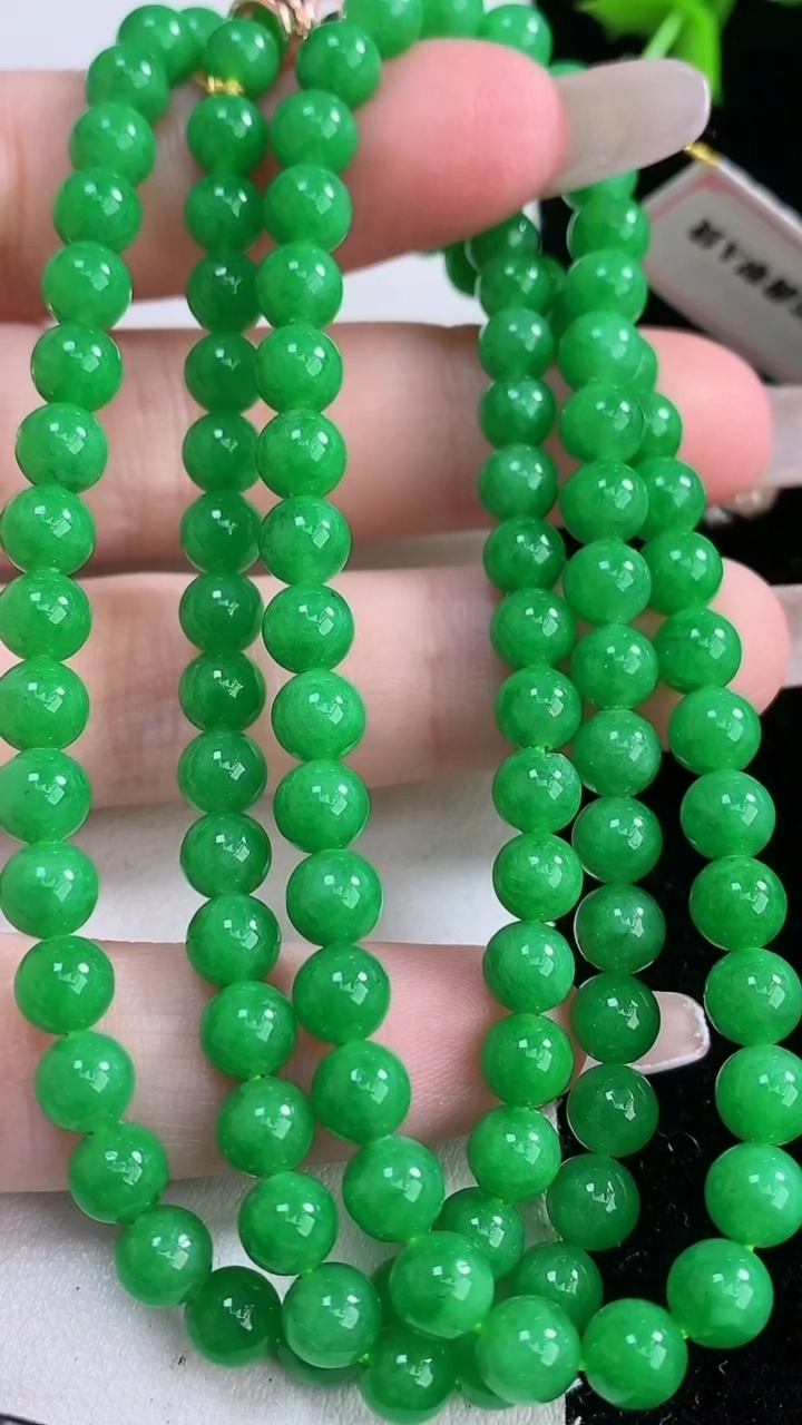 天然A货翡翠圆珠项链，尺寸5.2-108颗，重量:33.00g
3月6日
