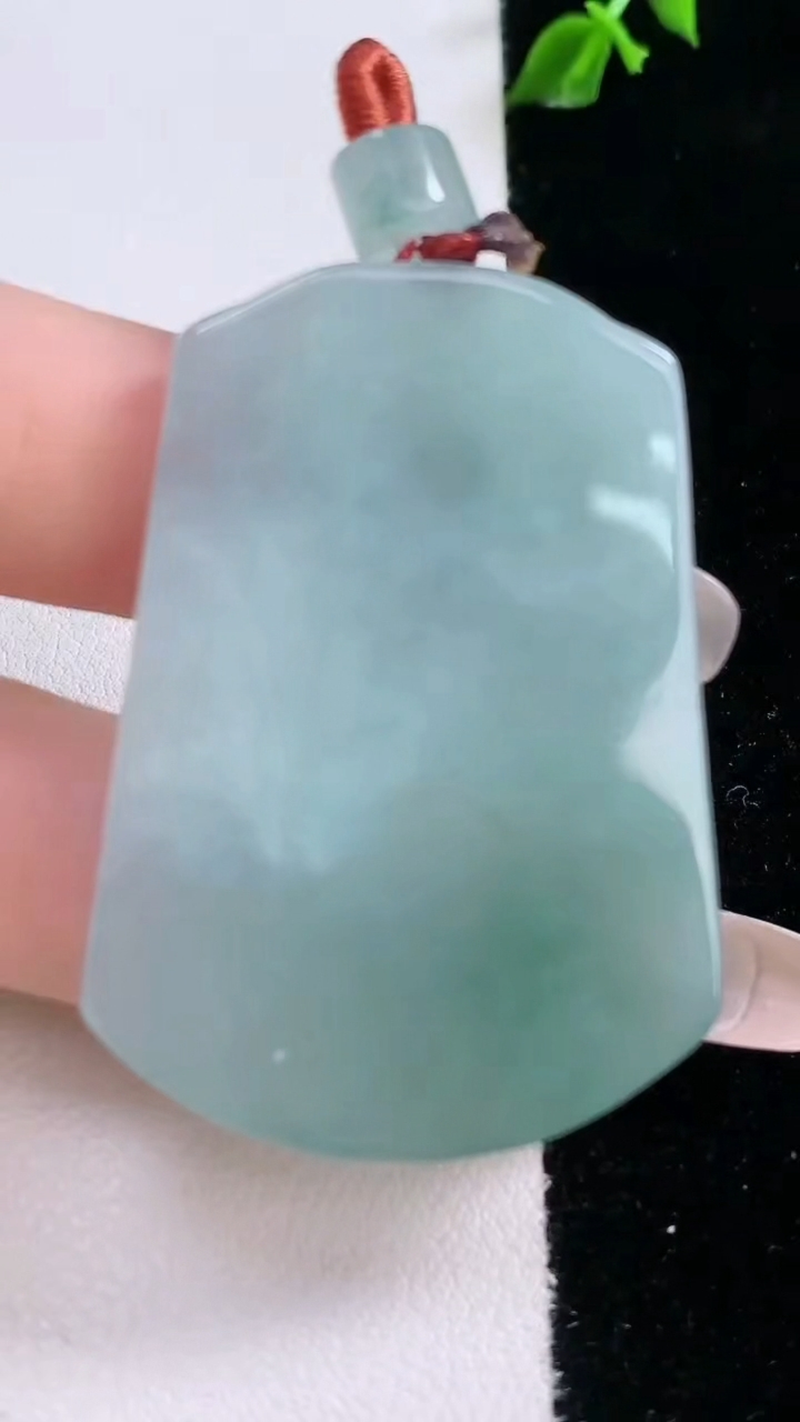 天然A货翡翠仿古无事牌吊坠，尺寸45.3-32.7-3.6，重量:15.88g
3月6日