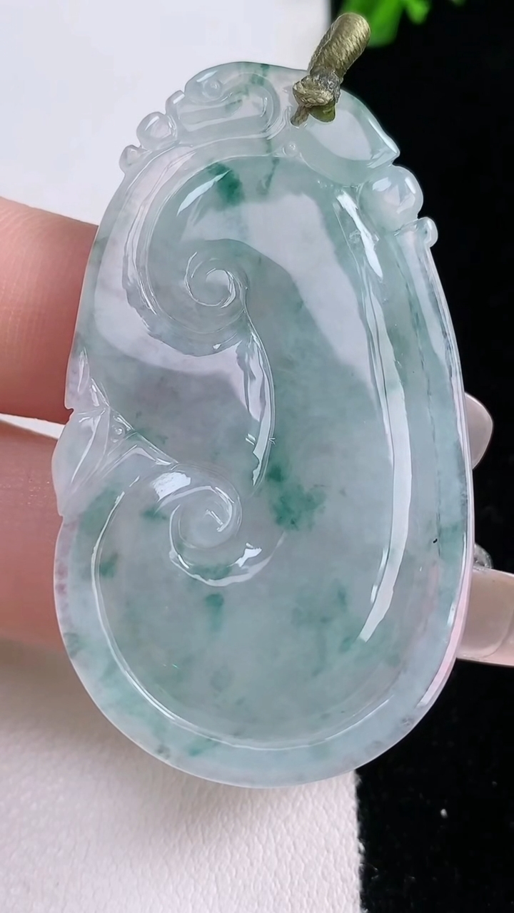 天然A货翡翠飘花如意吊坠，尺寸50.4-28.7-4.5，重量:13.79g
3月6日