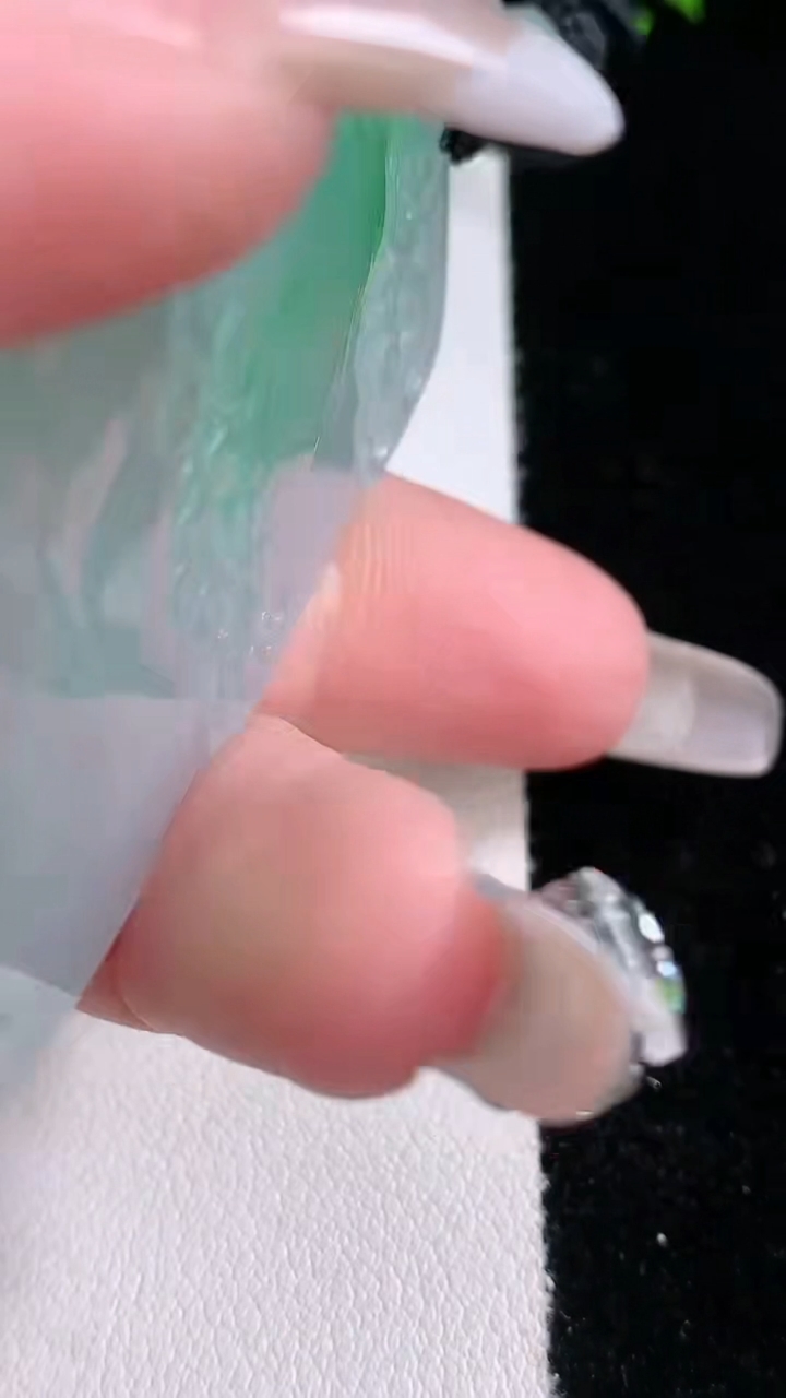 天然A货翡翠山水牌吊坠，尺寸57.8-32.4-5，重量:29.00g
3月6日