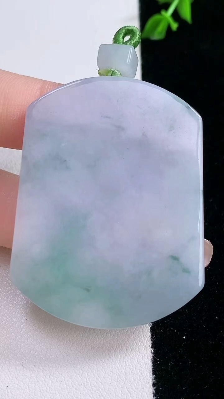 天然A货翡翠春带彩紫罗兰无事牌吊坠，尺寸50-38.4-4.8，重量:28.65g
3月6日