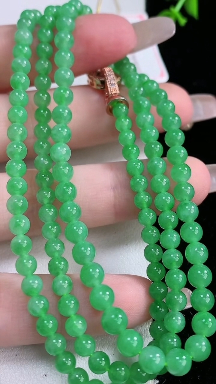 天然A货翡翠圆珠项链，尺寸4.4-138颗，重量:21.96g
3月6日