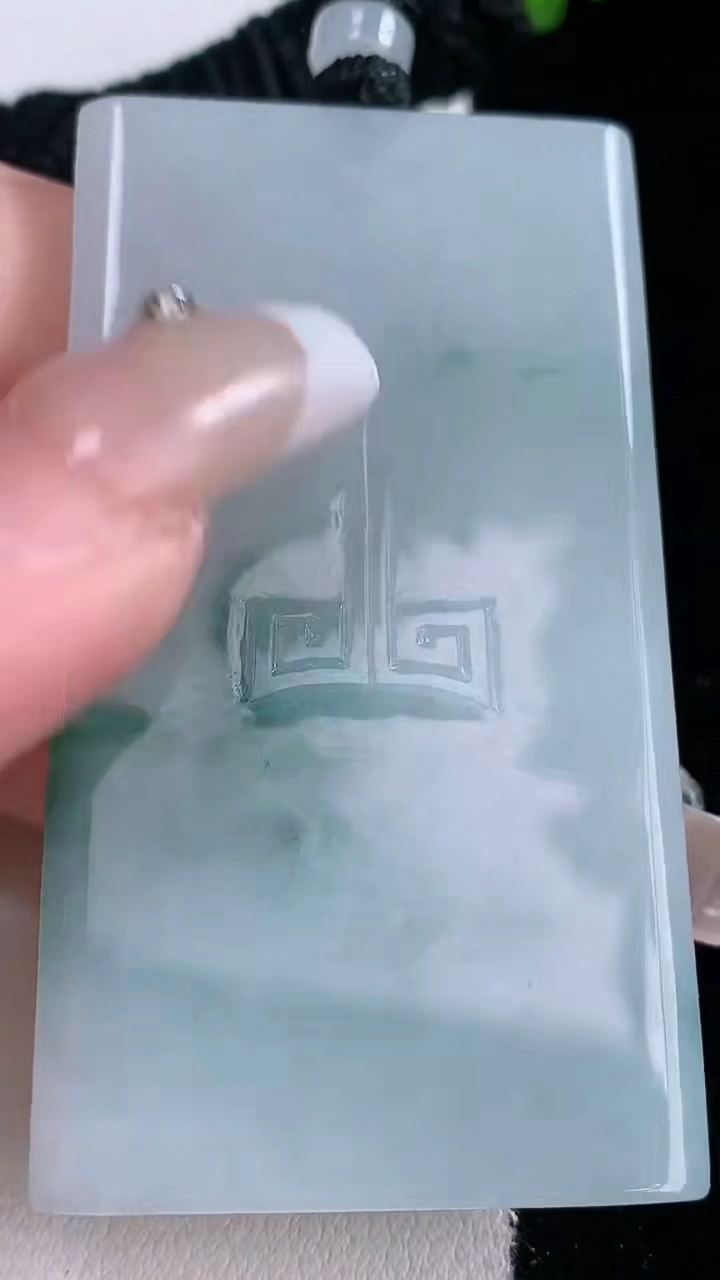 天然A货翡翠飘花仿古无事牌吊坠，尺寸59.2-33-5.2，重量:37.63g
3月6日