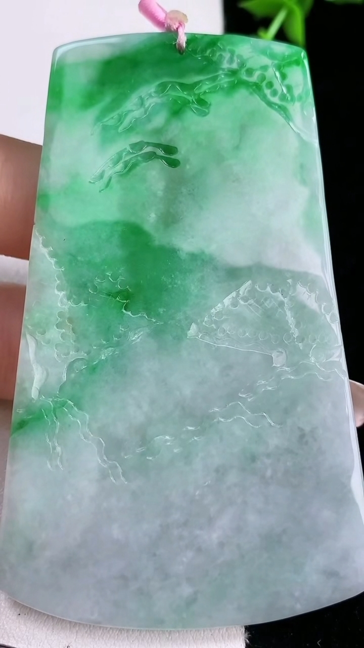 天然A货翡翠山水牌吊坠，尺寸76.7-46.8-5.7，重量:51.22g
3月6日