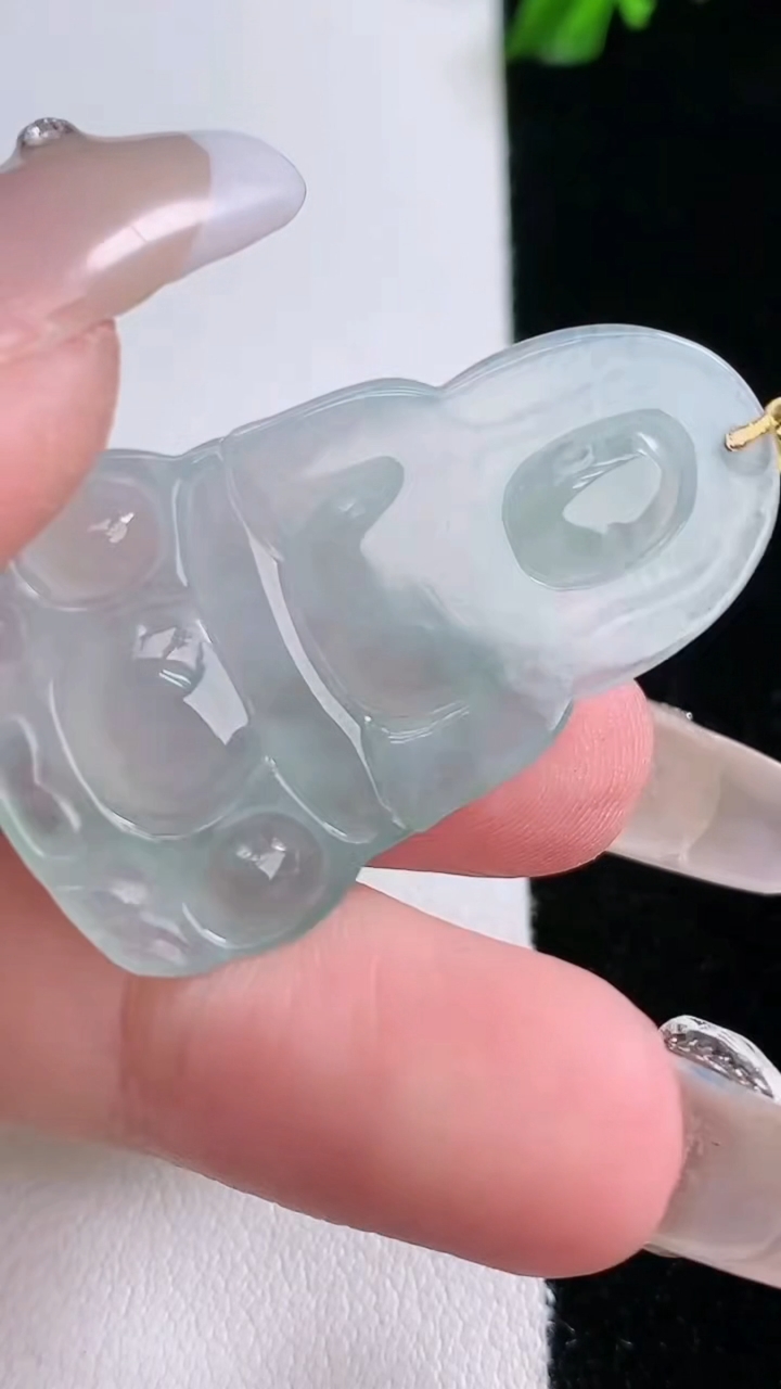 天然A货翡翠观音菩萨吊坠，尺寸37.8-22.4-3.2，重量:5.31g
3月6日