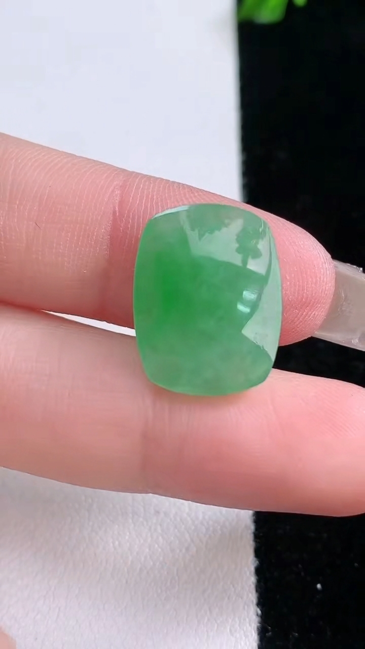 天然A货翡翠马鞍戒面，尺寸17.4-13-4.2，重量:2.26g2026年3月6日
工厂直销收藏佳品,种好水足，色泽均匀，有种有色，上手高大气！