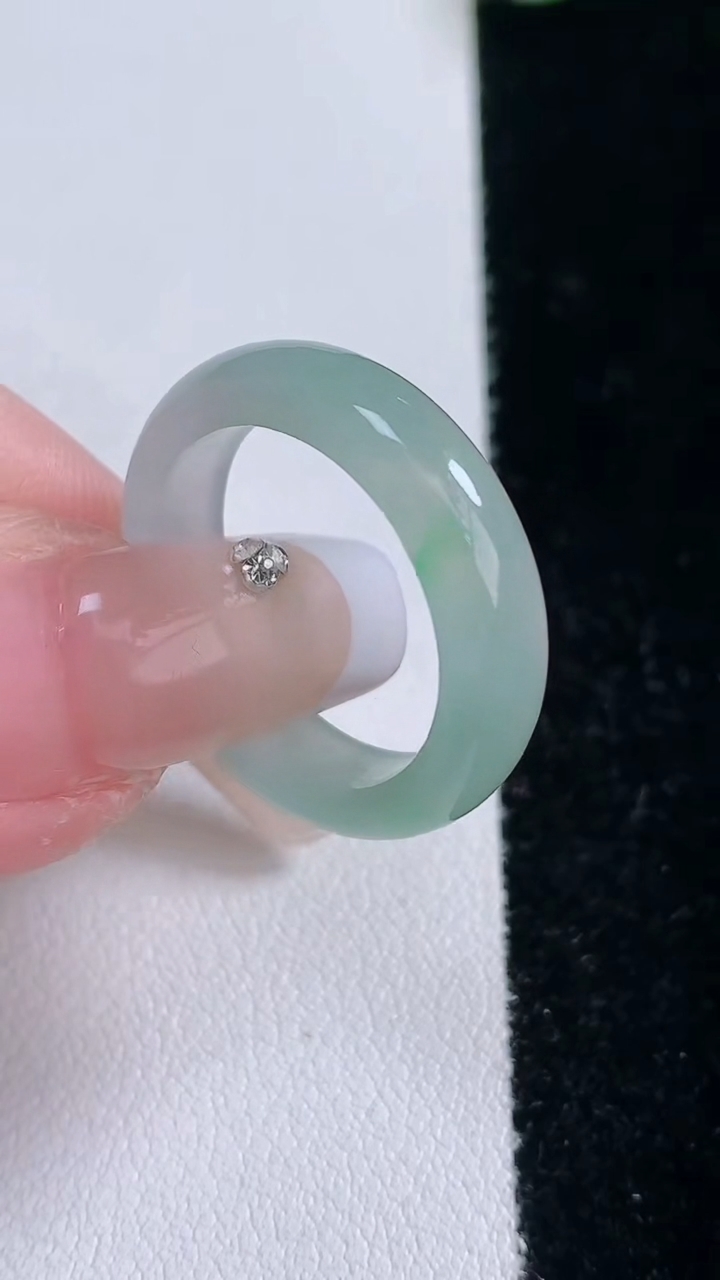 天然A货翡翠指环戒指，尺寸18.4-5-2.7，重量:3.64g2026年3月6日
工厂直销收藏佳品,种好水足，色泽均匀，有种有色，上手高大气！