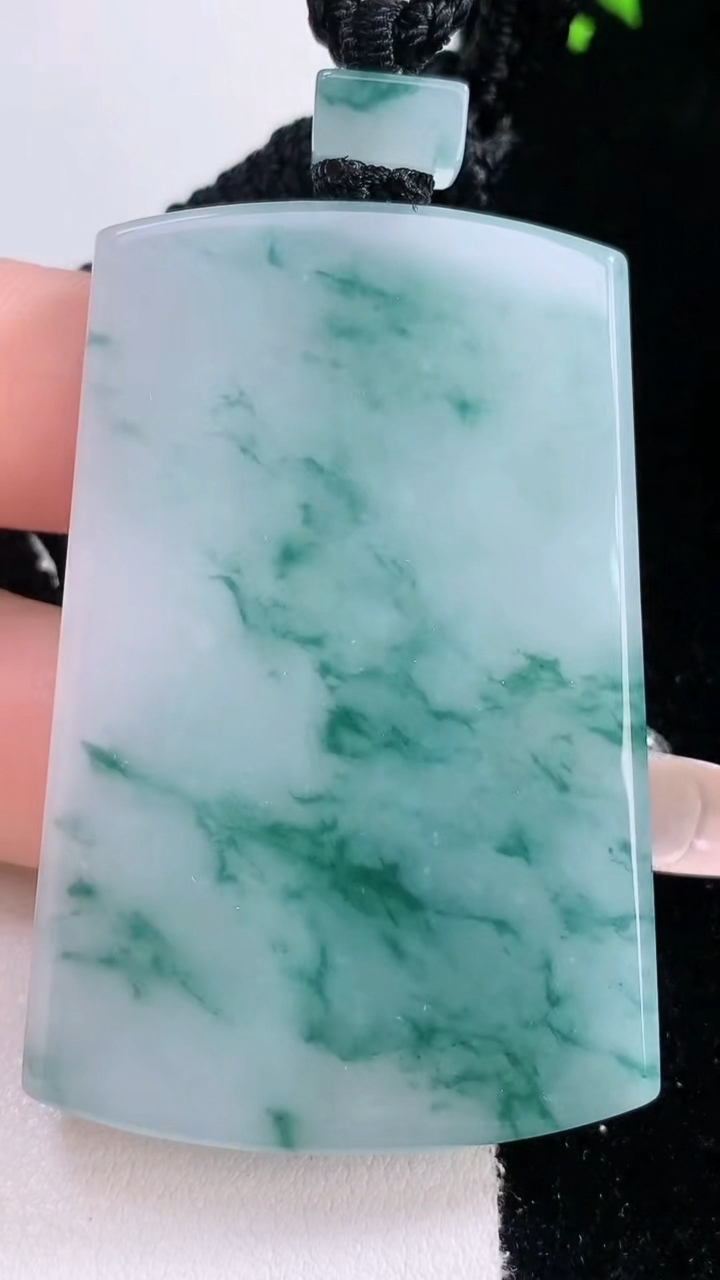 天然A货翡翠飘花无事牌吊坠，尺寸53.5-35.4-5.7，重量:38.48g
3月6日