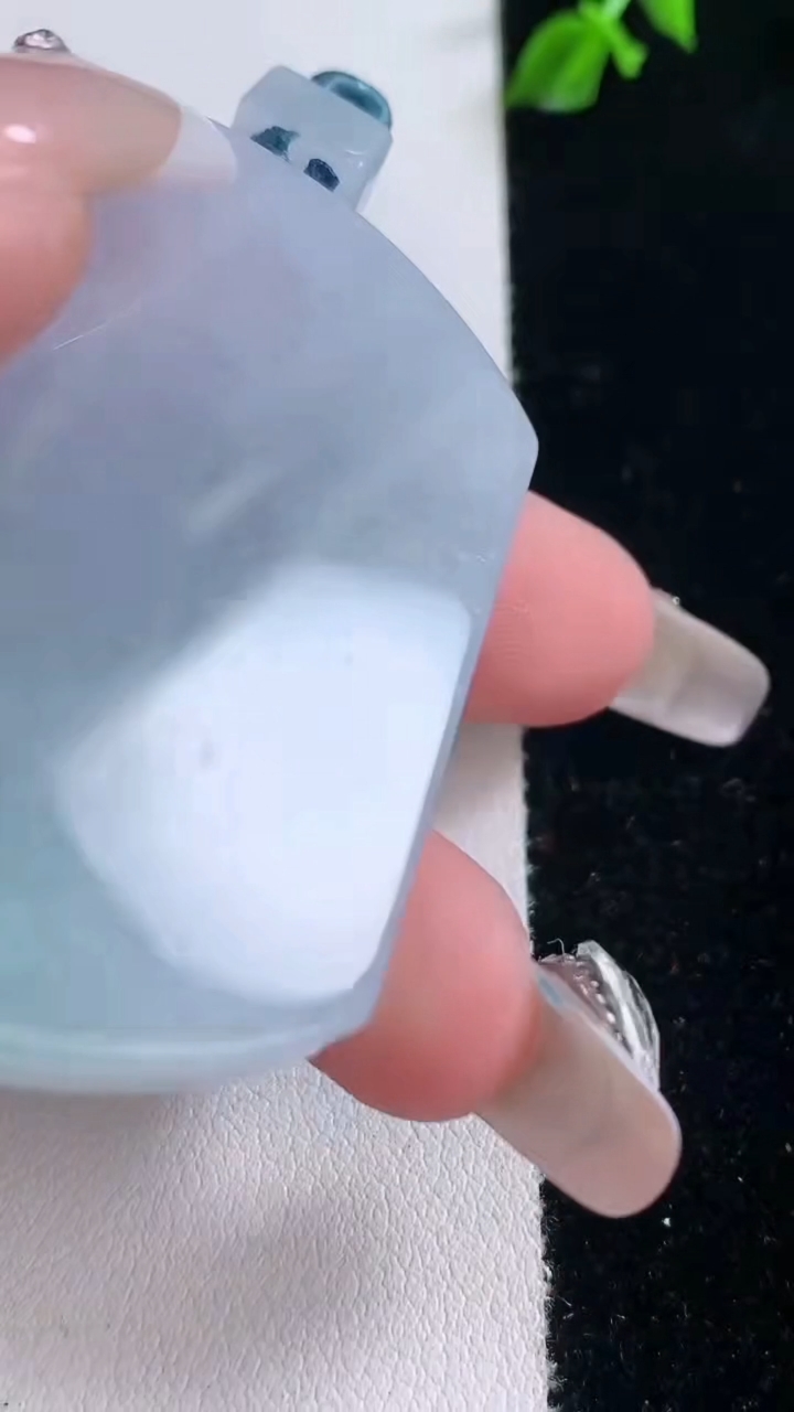 天然A货翡翠春带彩紫罗兰无事牌吊坠，尺寸53-39.8-5.6，重量:37.19g
3月6日