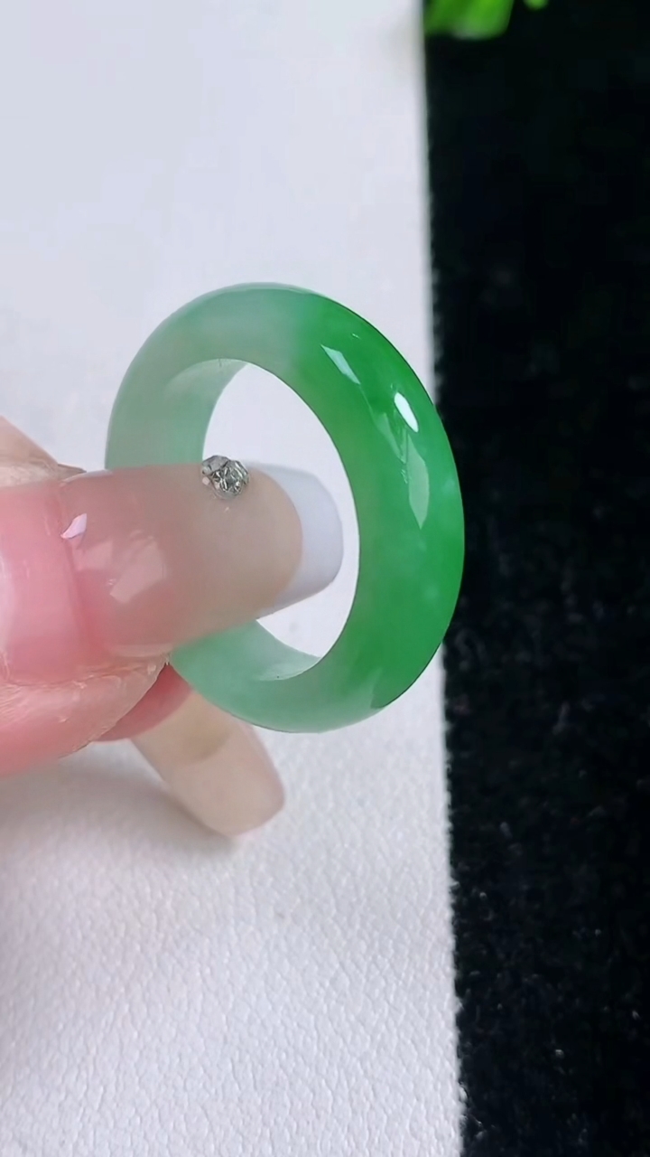 天然A货翡翠指环戒指，尺寸18-5.8-3.2，重量:4.40g2026年3月6日
工厂直销收藏佳品,种好水足，色泽均匀，有种有色，上手高大气！