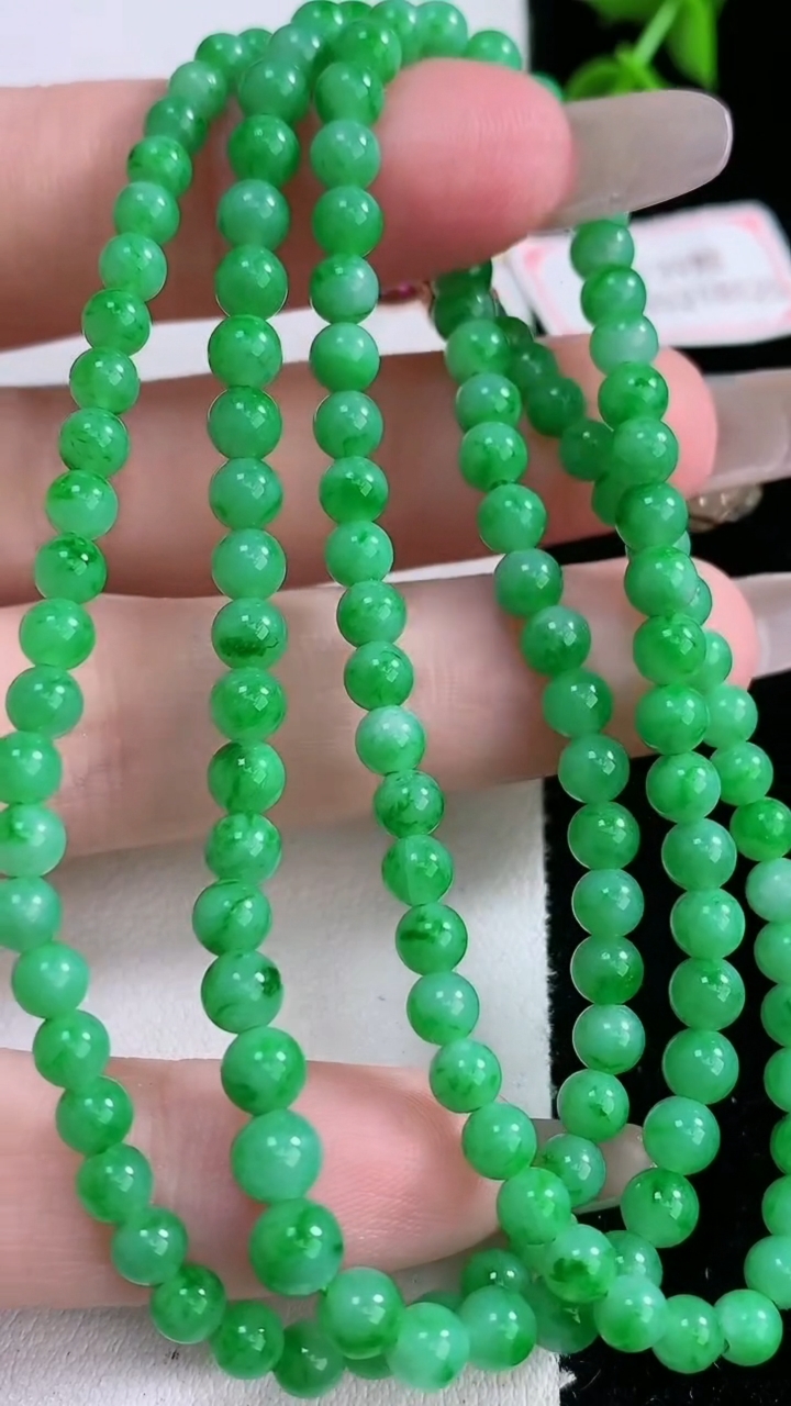 天然A货翡翠圆珠项链，尺寸3.7-139颗，重量:18.46g
3月6日