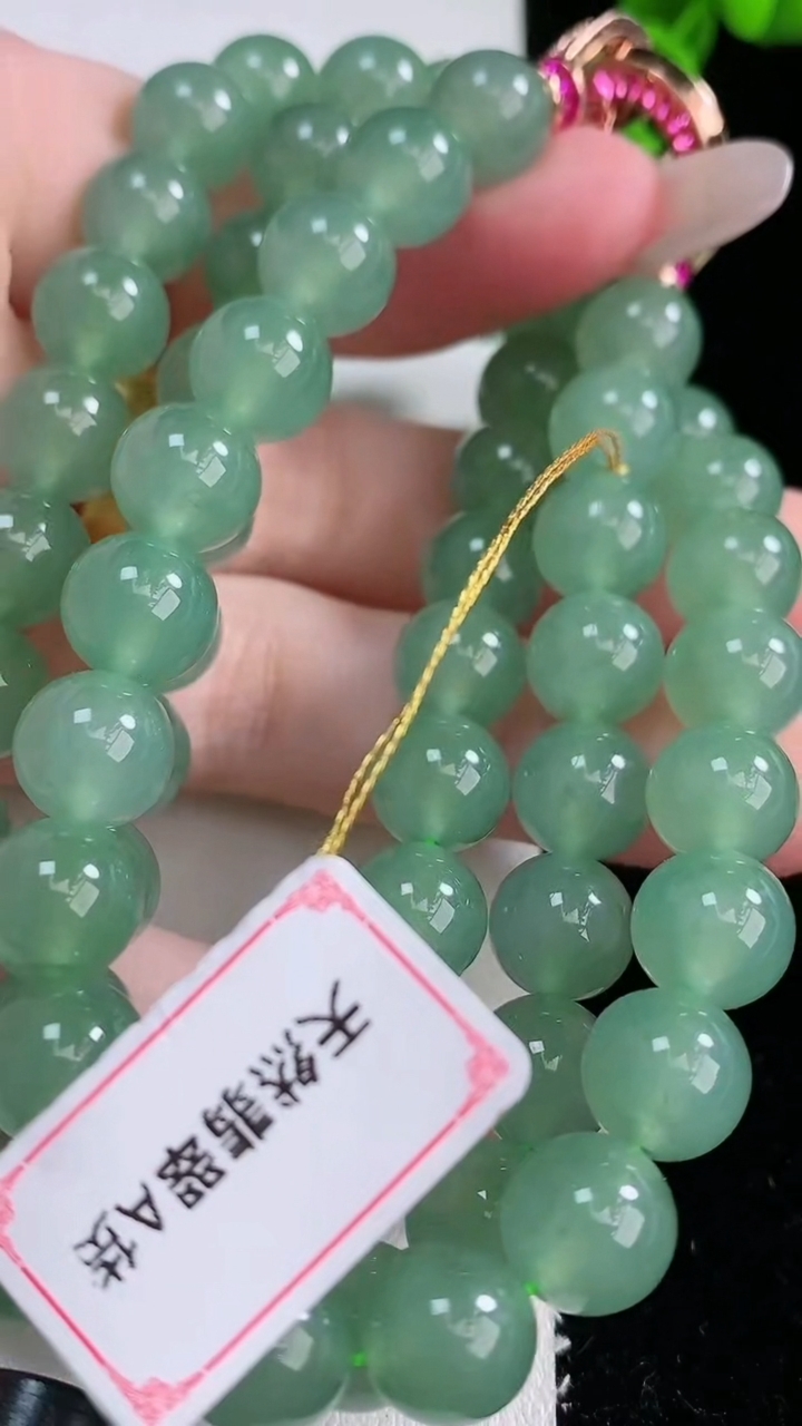 天然A货翡翠圆珠项链，尺寸8.6-68颗，重量:85.86g
3月6日
