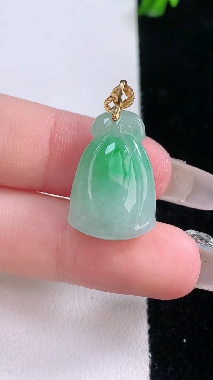 天然A货翡翠莲蓬吊坠，尺寸21-14.6-8，重量:4.21g
3月6日