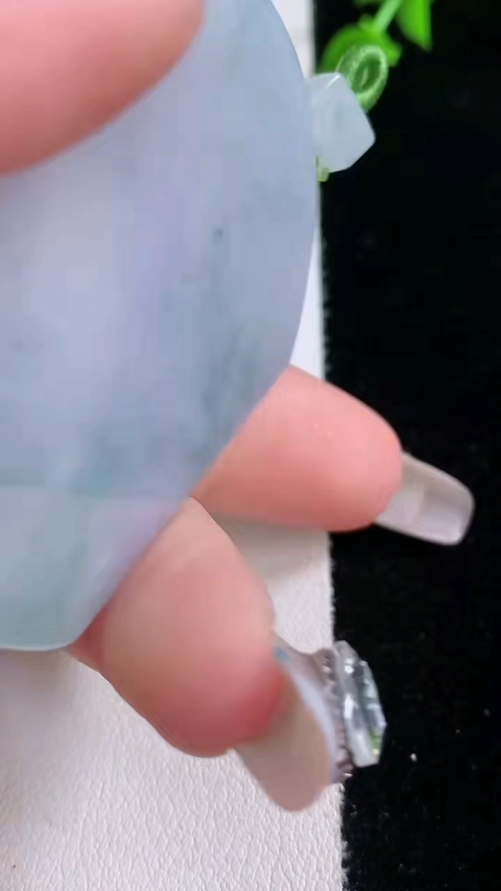 天然A货翡翠春带彩紫罗兰无事牌吊坠，尺寸50-38.4-4.8，重量:28.65g
3月6日