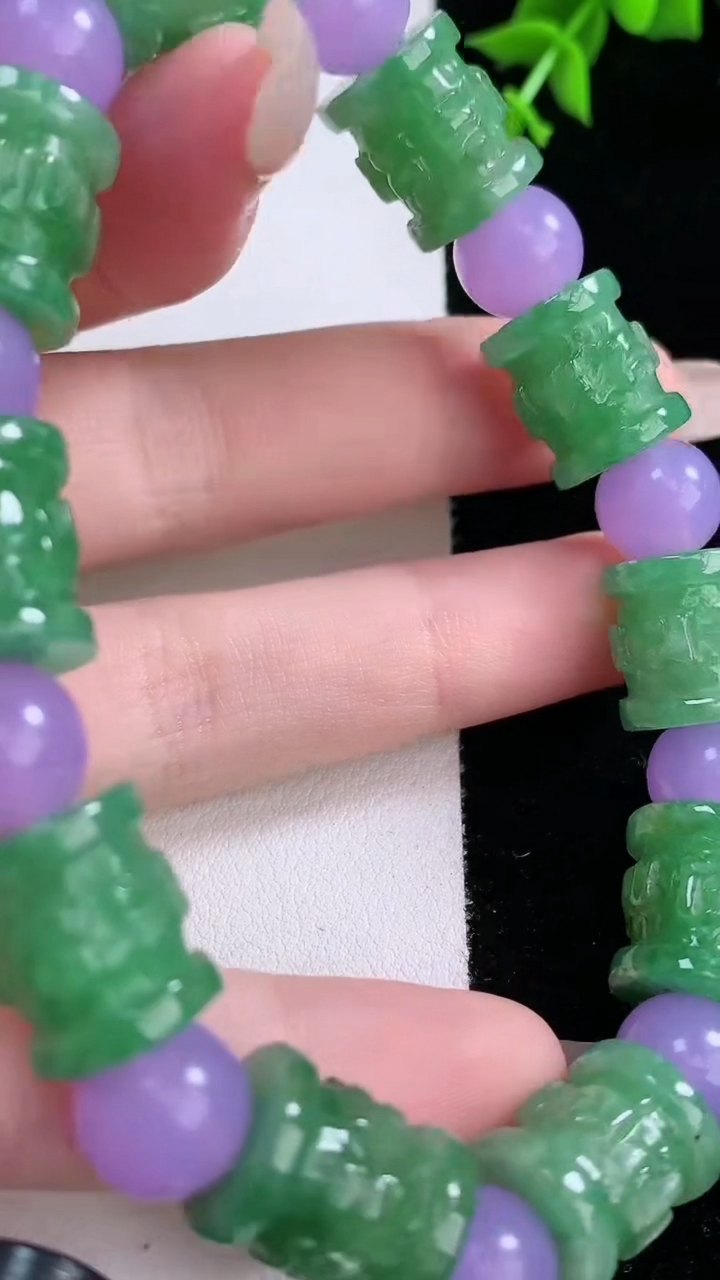 天然A货翡翠路路通手串，尺寸12.8-10.8-10颗，重量:37.78g3月6日
工厂直销收藏佳品