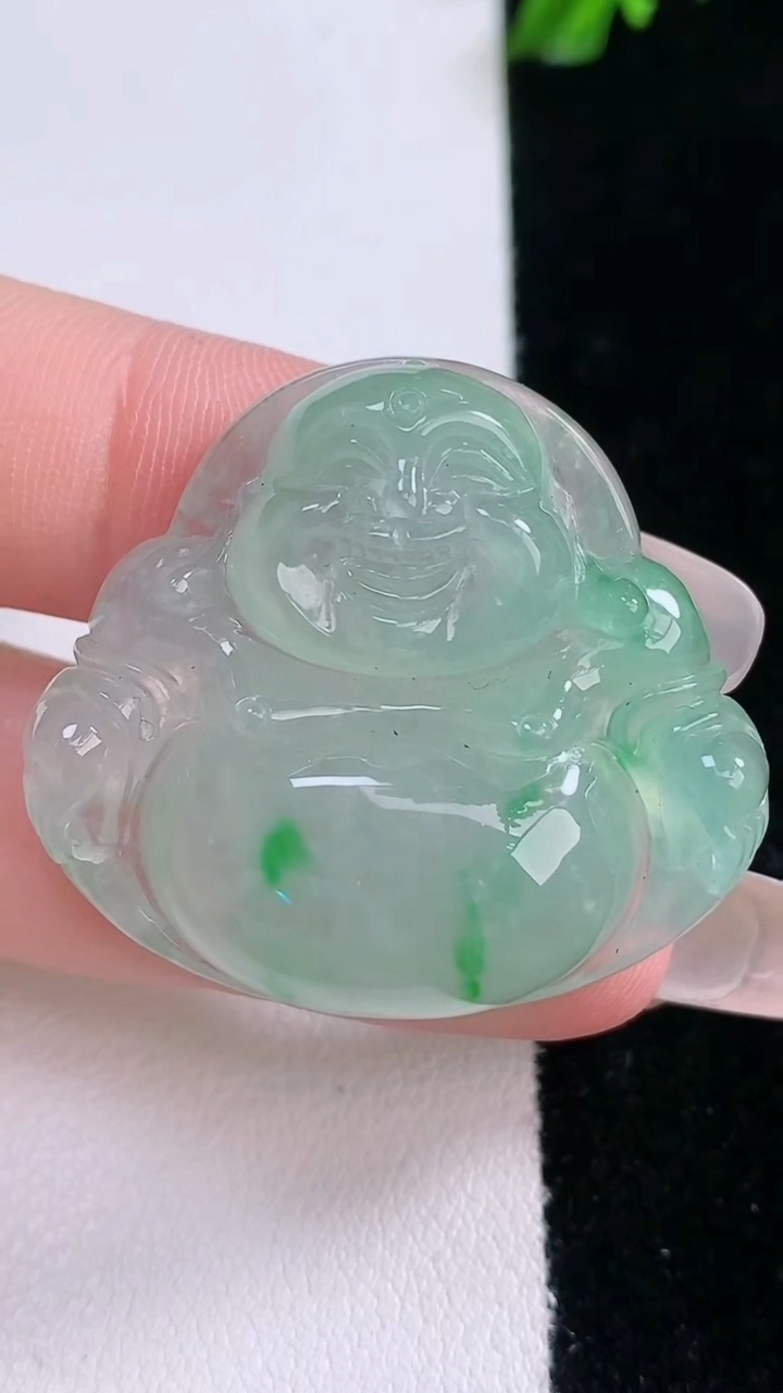 天然A货翡翠佛公吊坠，尺寸31.8-35.7-8.2，重量:14.17g
3月6日