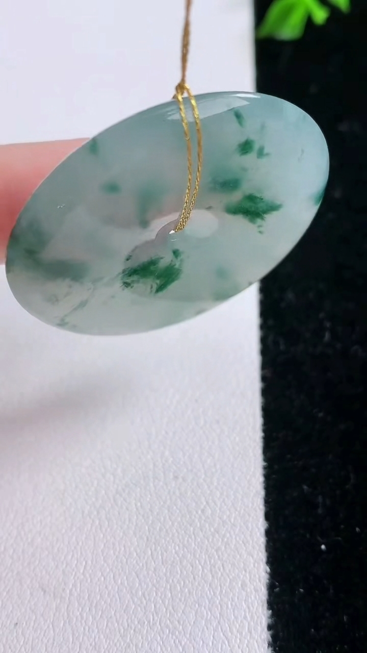 天然A货翡翠冰种飘花平安扣吊坠，，尺寸36.6-5.4，重量:16.50g
3月6日