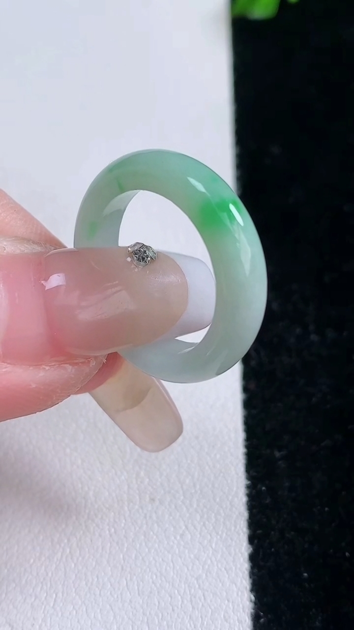天然A货翡翠指环戒指，尺寸16.3-4.2-2.8，重量:2.90g2026年3月6日
工厂直销收藏佳品,种好水足，色泽均匀，有种有色，上手高大气！