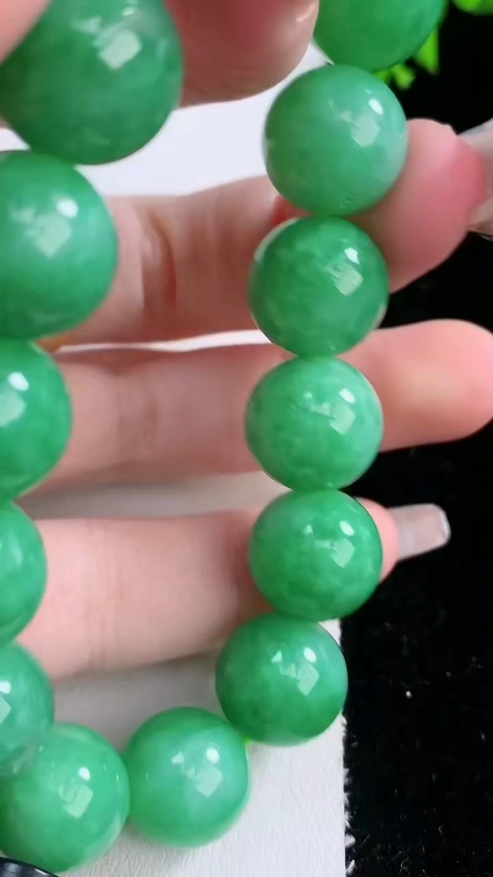天然A货翡翠圆珠手串，尺寸12.7-16颗，重量:56.62g3月6日
工厂直销收藏佳品,种好水足，色泽均匀，有种有色，上手高大气！