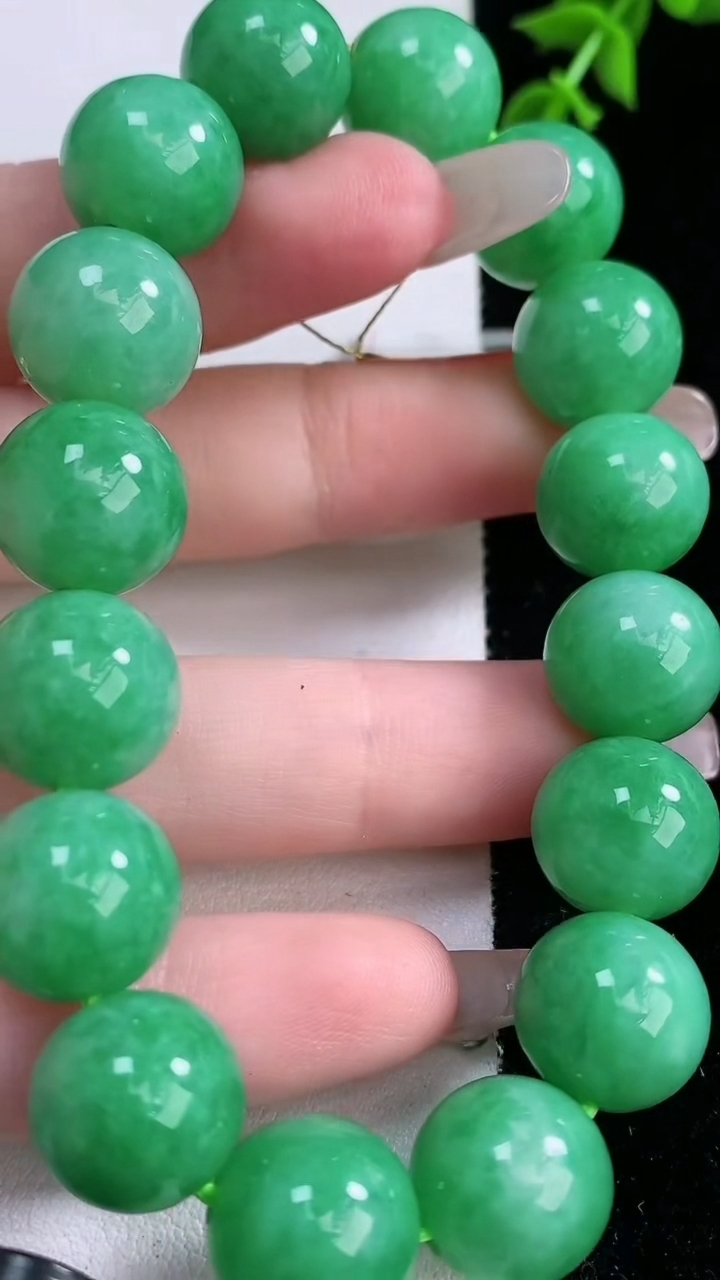 天然A货翡翠圆珠手串，尺寸12.7-16颗，重量:56.62g3月6日
工厂直销收藏佳品,种好水足，色泽均匀，有种有色，上手高大气！