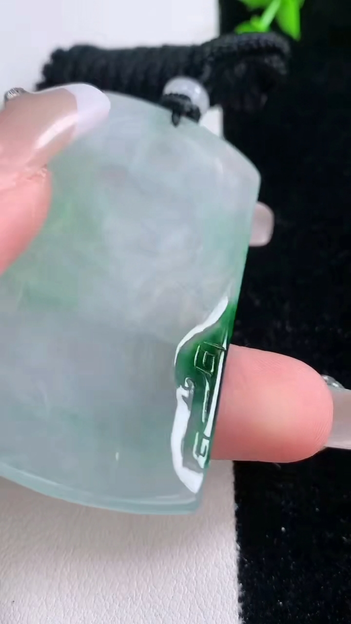 天然A货翡翠大日如来吊坠，尺寸59.4-32-4，重量:24.00g
3月6日