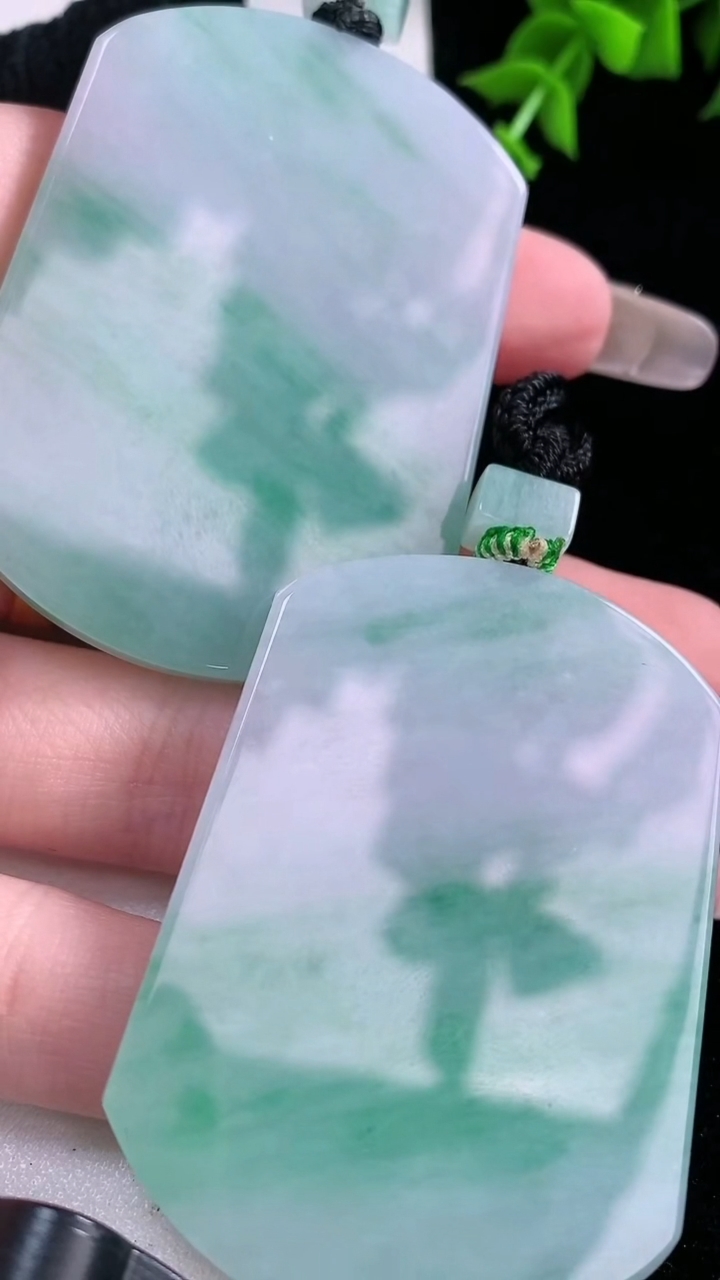 天然A货翡翠无事牌吊坠一对，尺寸53.4-40-5.3，重量:73.12g
3月6日