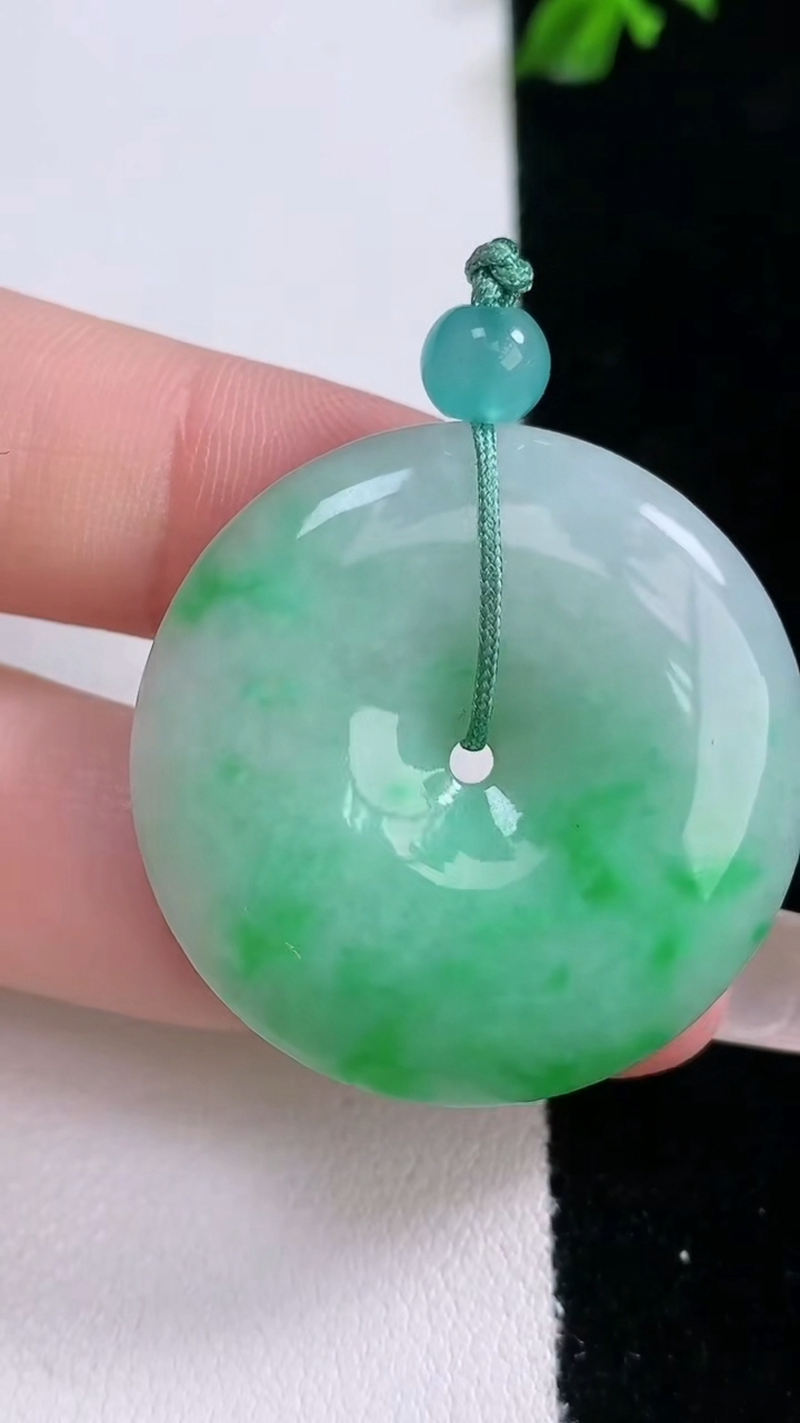 天然A货翡翠平安扣吊坠，尺寸33-5.8，重量:13.80g
3月6日