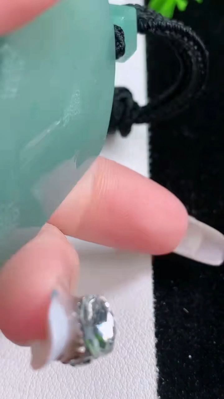 天然A货翡翠山水牌吊坠，尺寸51-36.6-5，重量:33.03g
3月6日