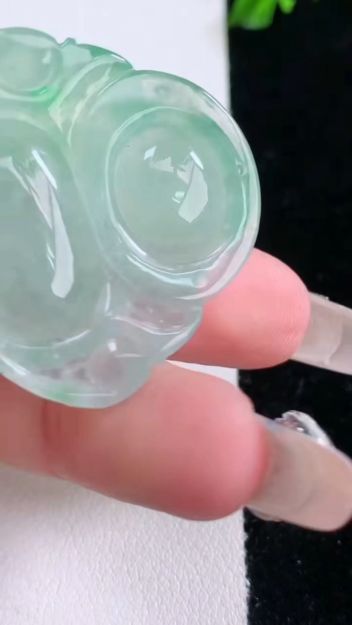 天然A货翡翠佛公吊坠，尺寸31.8-35.7-8.2，重量:14.17g
3月6日