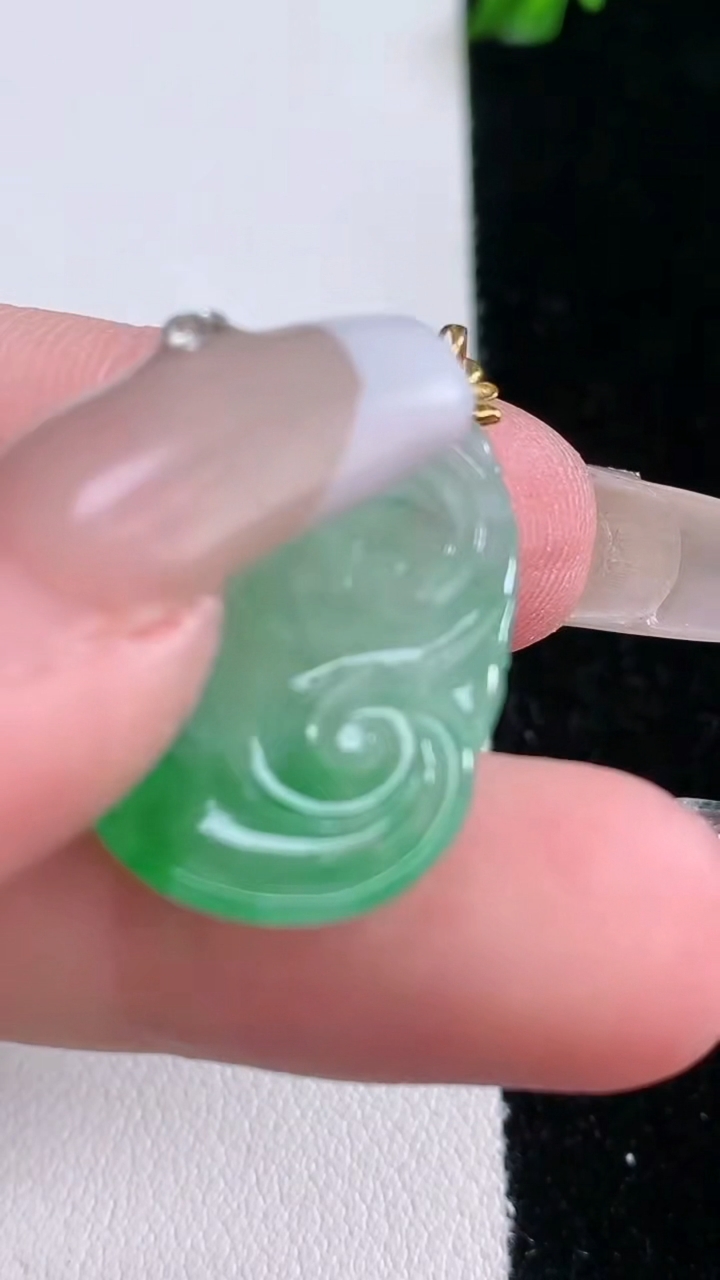 天然A货翡翠如意吊坠，尺寸25.5-15.8-2.8，重量:2.75g
3月6日