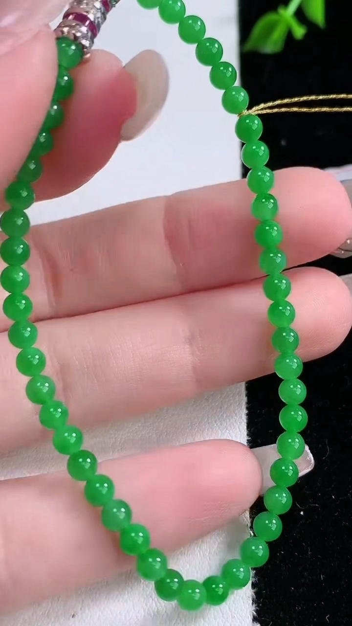 天然A货翡翠小米珠手串，尺寸3.3-49颗，重量:4.53g3月6日
工厂直销收藏佳品,种好水足，色泽均匀，有种有色，上手高大气！