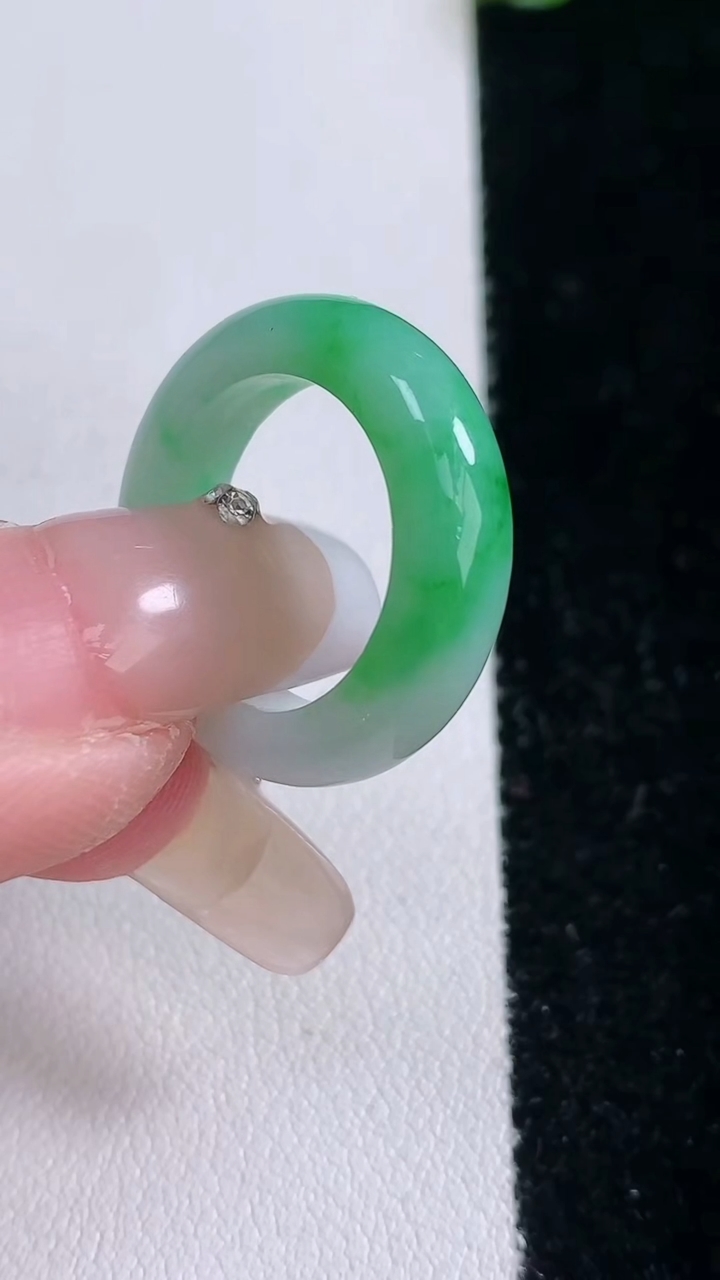 天然A货翡翠指环戒指，尺寸15.7-5-3.4，重量:3.63g2026年3月6日
工厂直销收藏佳品,种好水足，色泽均匀，有种有色，上手高大气！
